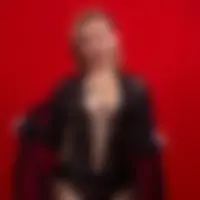 Adela, 35